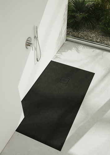 Nowoczesny brodzik w kabinie prysznicowej o eleganckim, minimalistycznym designie